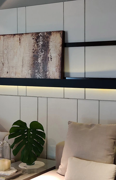 Diferencias entre perfiles decorativos de aluminio y acero inoxidable