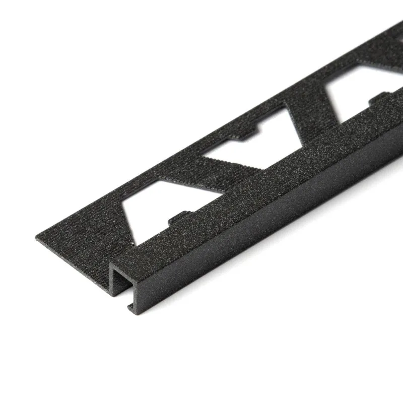 Primer plano del Guardacanto Quadra Niquel Stone, un perfil de aluminio de 10 mm