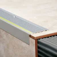 Nariz de Escalón  Luminosa Cromo Mate 23 mm x 45 mm x 2,5 m - Protectores de escalón