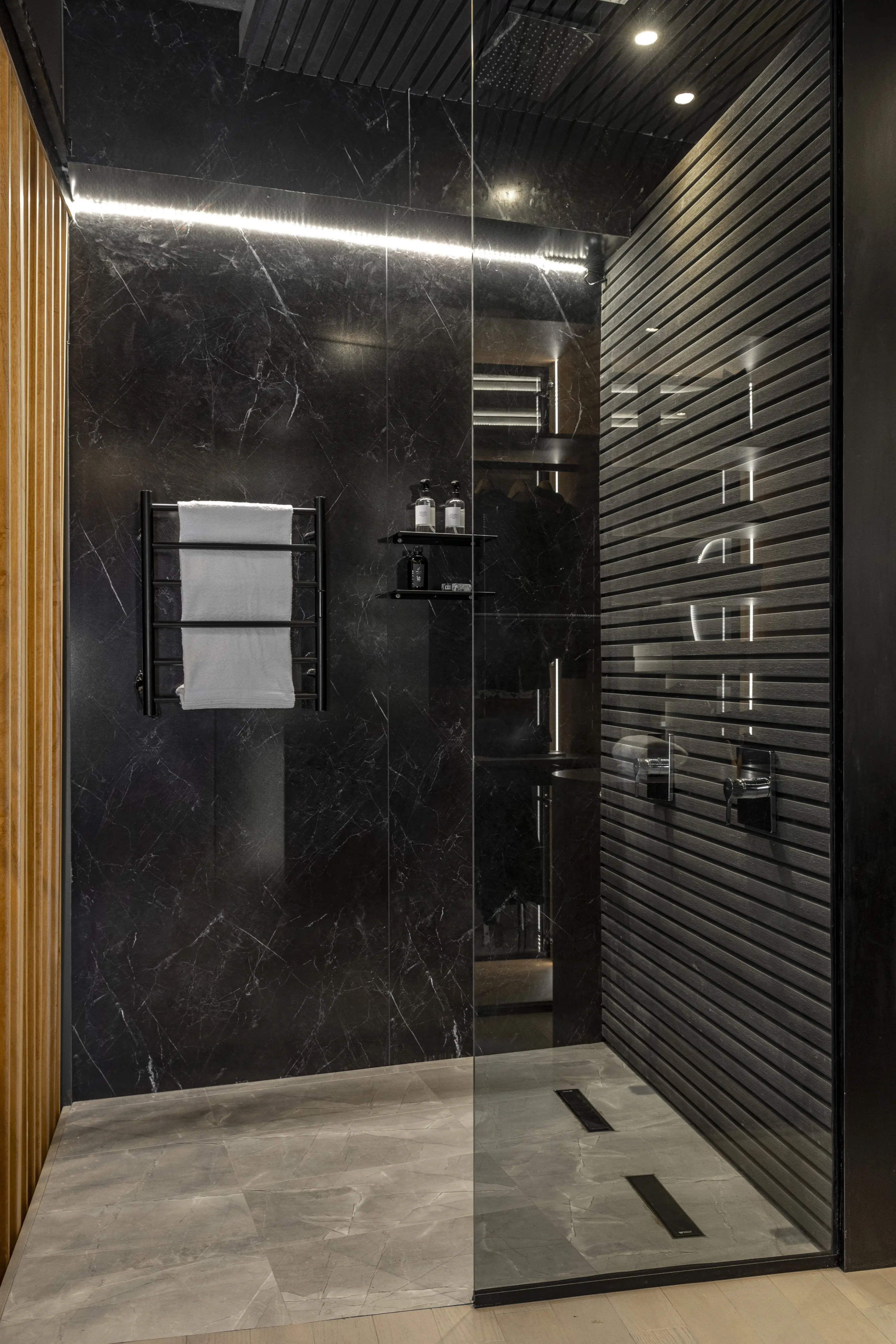 baño moderno con toallero electrico y desagüe lineal