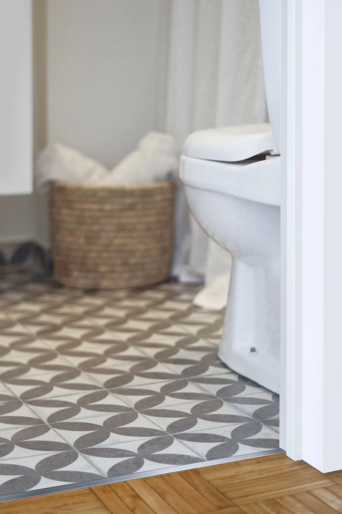 Baño con piso cerámico instalado mediante tornillos de nivelación para una terminación uniforme
