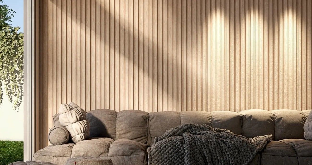 Interior contemporáneo con revestimiento de pared acanalado, luz cálida y living minimalista EPSILON