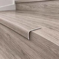 Nariz de escalón Grada PVC Gris Arcilla 50,8 mm x 25,4 mm x 1 mm - Nariz de grada