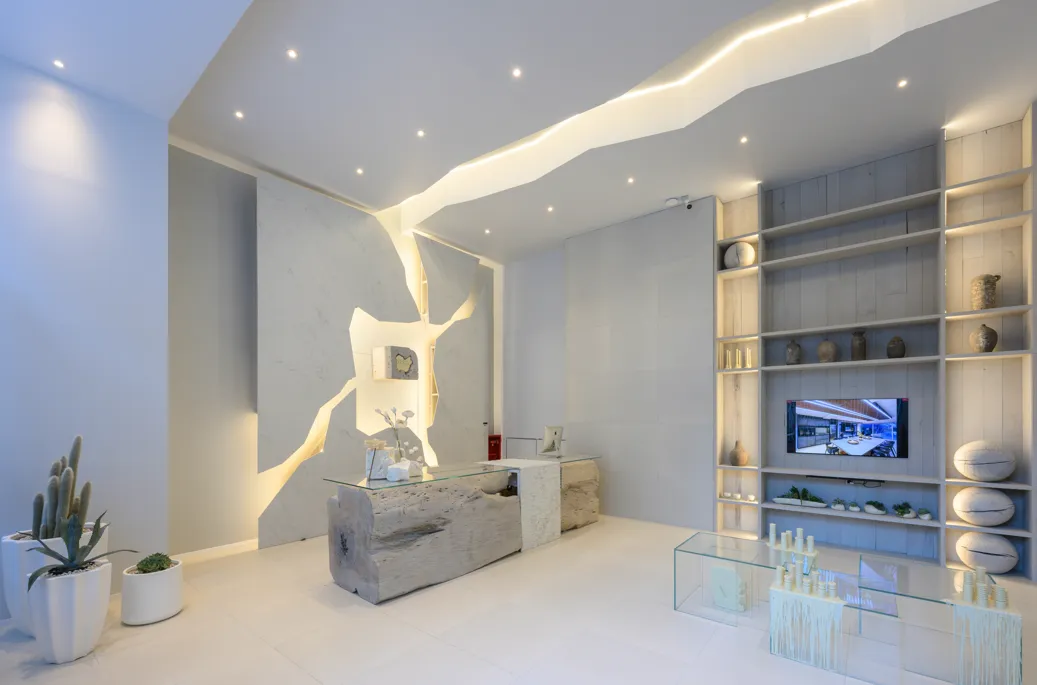 Rodapé Atrim com iluminação LED integrado em interior moderno