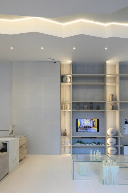 Rodapé Atrim com iluminação LED integrado em interior moderno