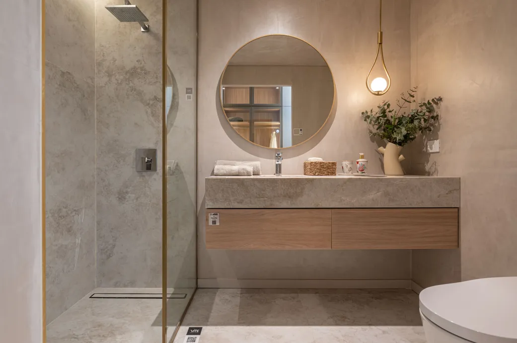 Baño moderno con ducha, vanitory flotante y terminaciones Atrim como inspiración de diseño
