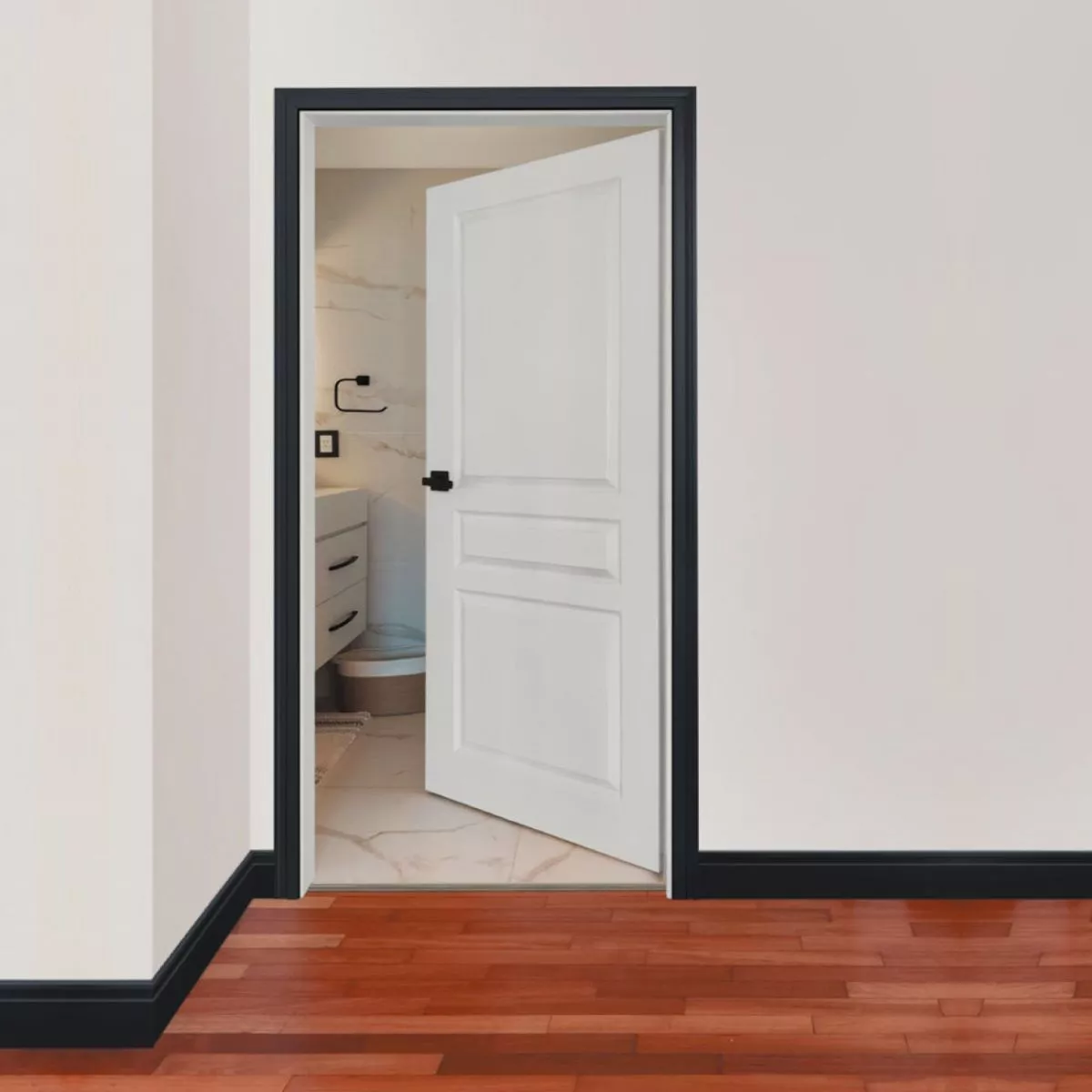Zócalos y contramarcos Atrim instalados en ambiente interior con puerta blanca y piso de madera