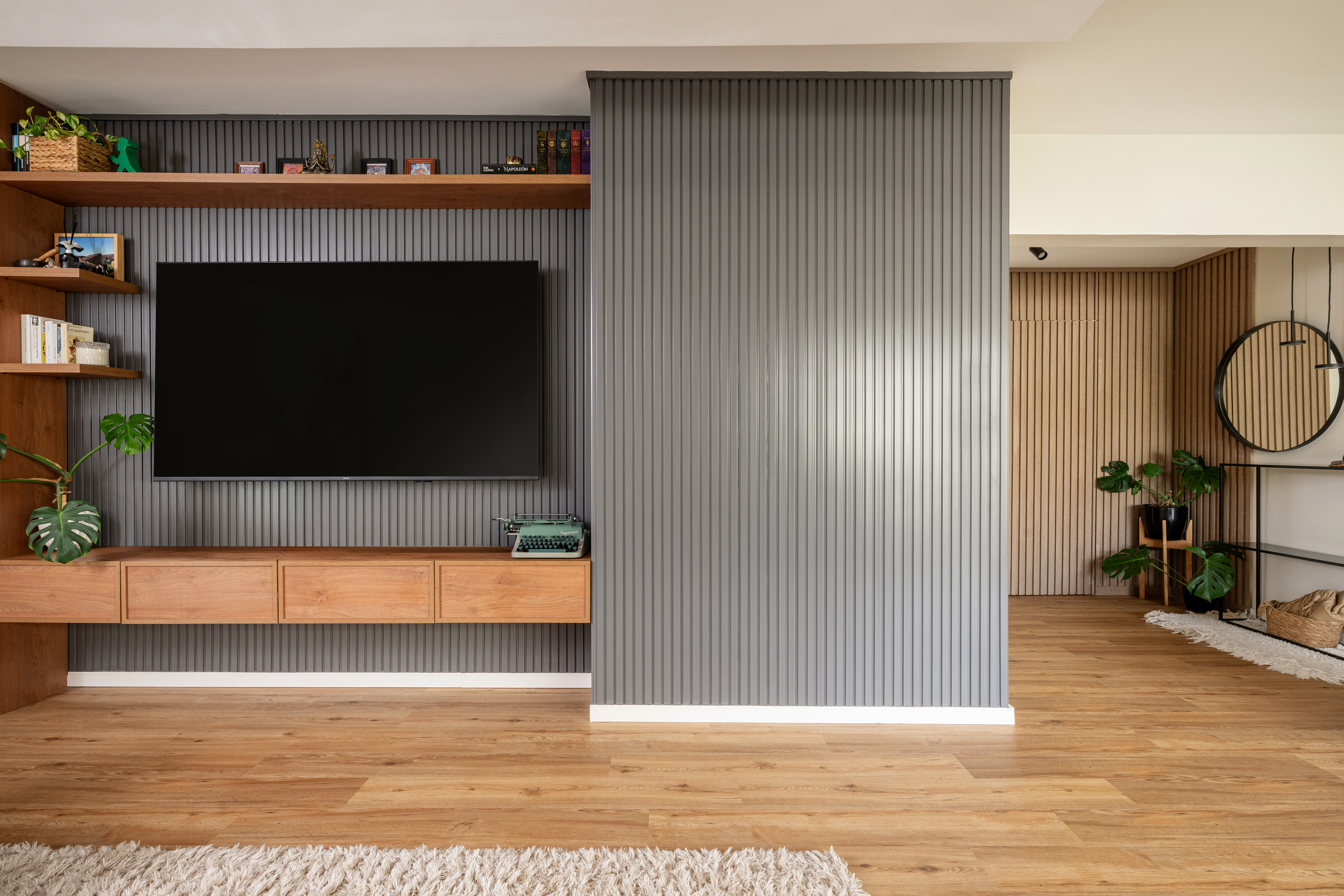 Living remodelado con paneles de REVESTIMIENTOS EPSILON