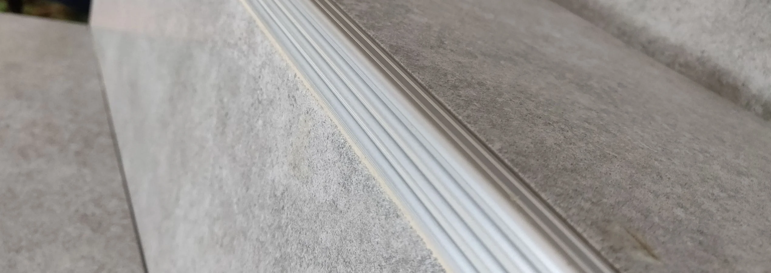 Perfil de terminación Atrim en escalón cerámico para proteger bordes y realzar el revestimiento