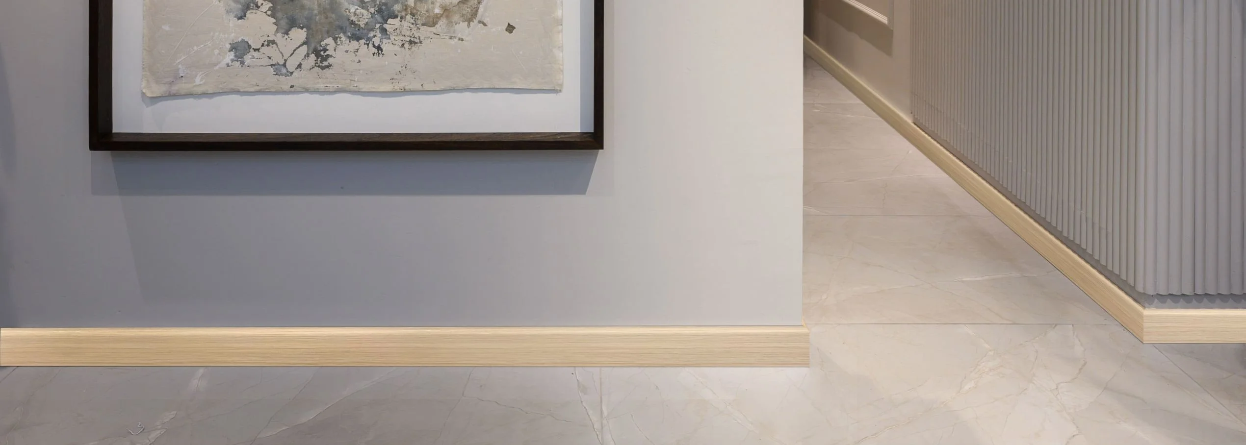 Pasillo interior con molduras, zócalos y panel ranurado decorativo Atrim