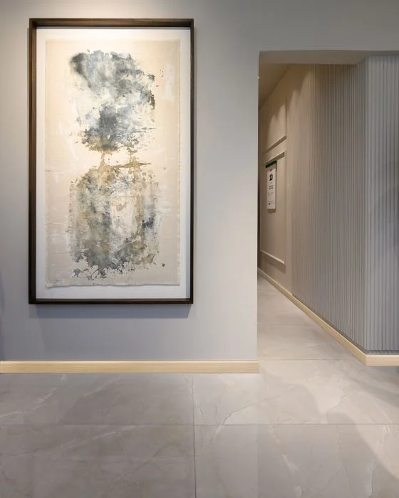 Pasillo interior con molduras, zócalos y panel ranurado decorativo Atrim