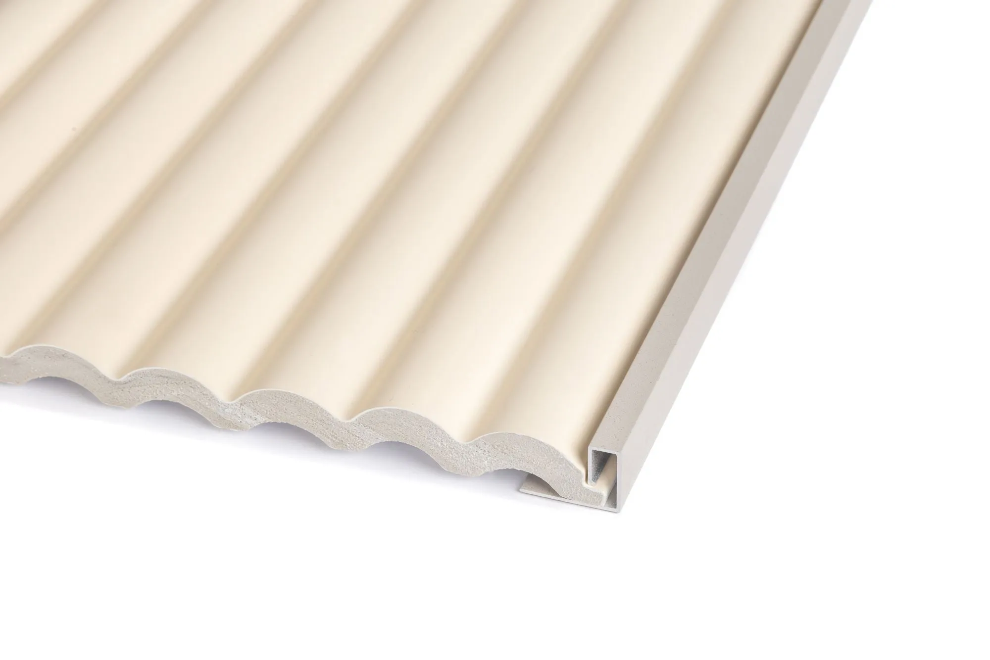 Detalle de perfil de aluminio en el borde de un revestimiento de pared acanalado