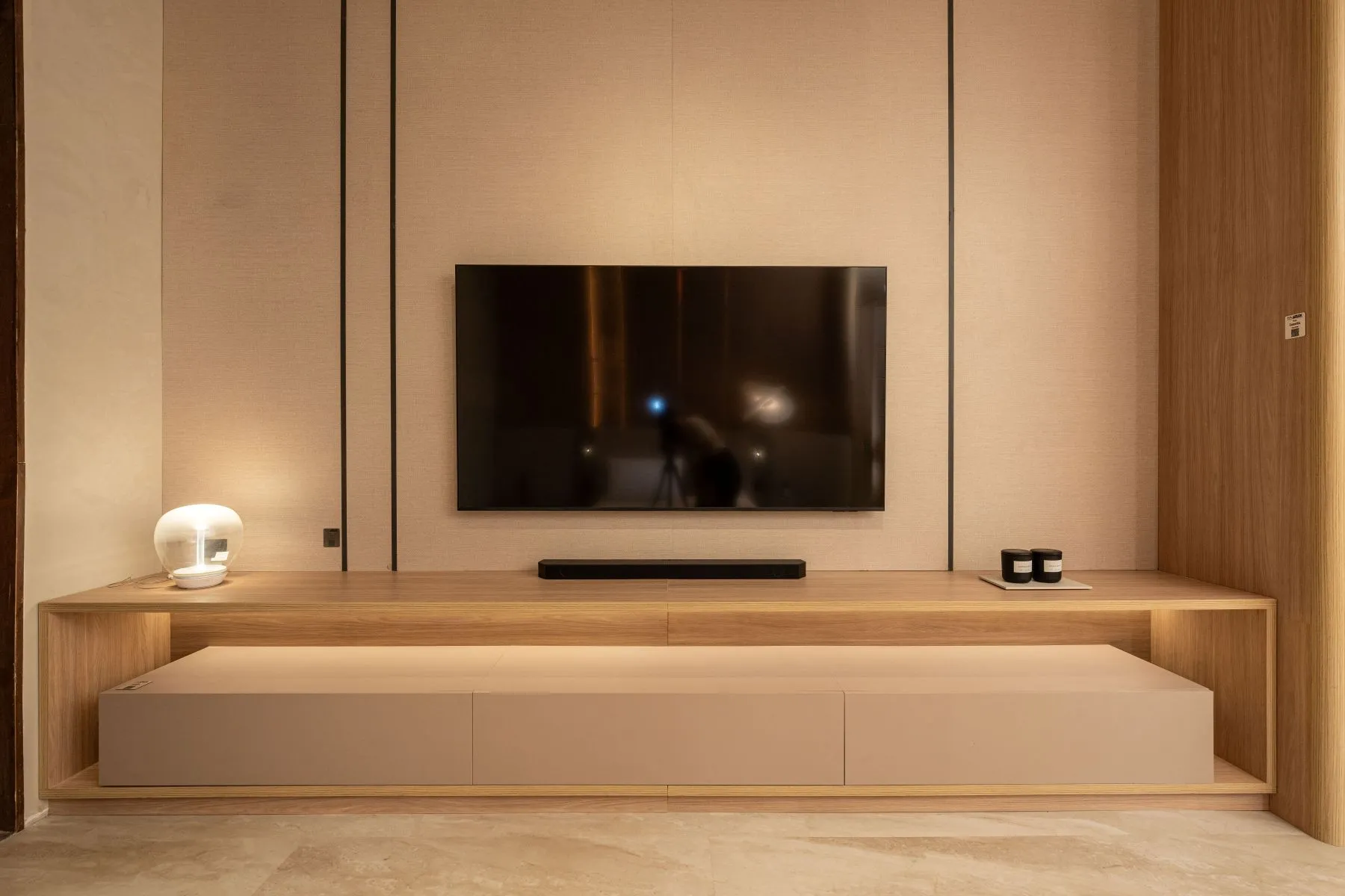 Perfiles decorativos Atrim instalados en pared de living con TV, ideales para crear líneas verticales y una terminación moderna en interiores