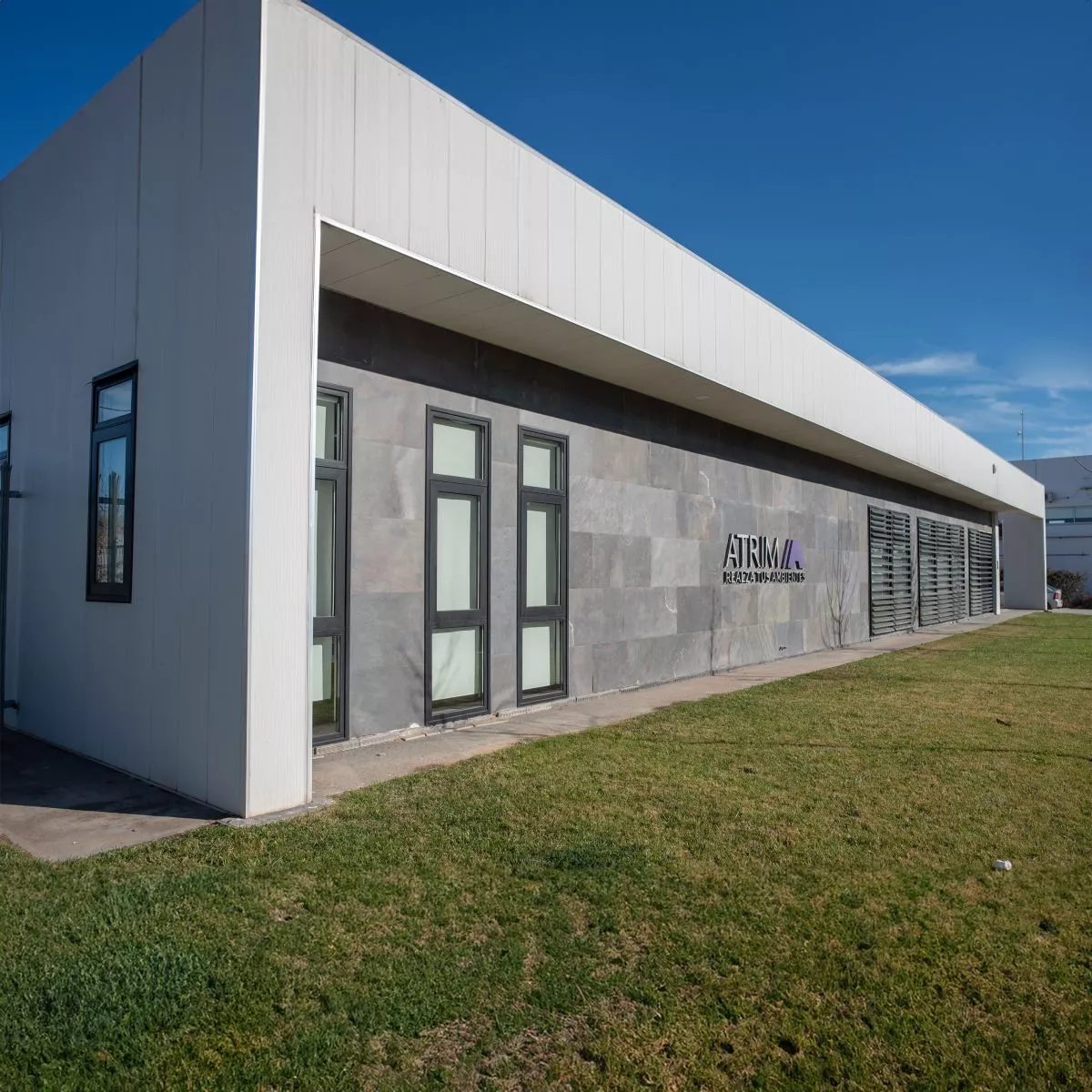 Diseño y acabados para oficinas de lenguaje contemporáneo