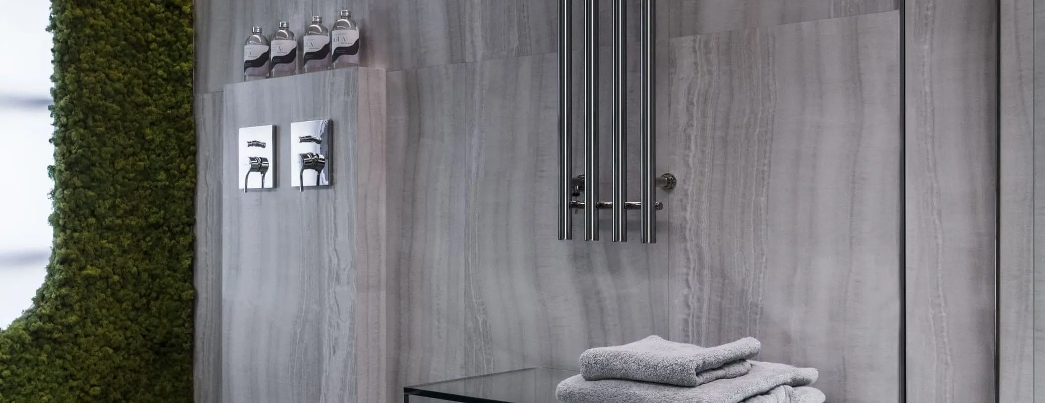 Accesorios para baños: toalleros eléctricos y repisas de ducha