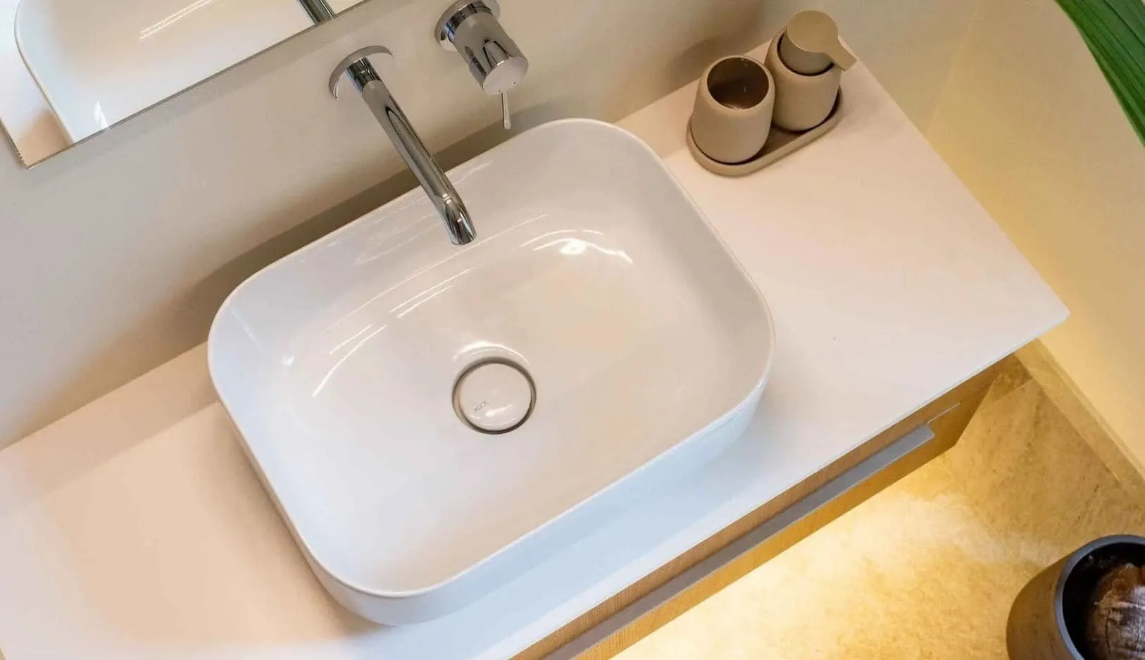 Tapón click clack Atrim instalado en bacha blanca sobre mesada de baño