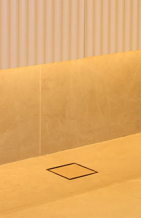 Revestimiento de pared y piso de gran formato instalado con tornillos de nivelación para lograr juntas uniformes