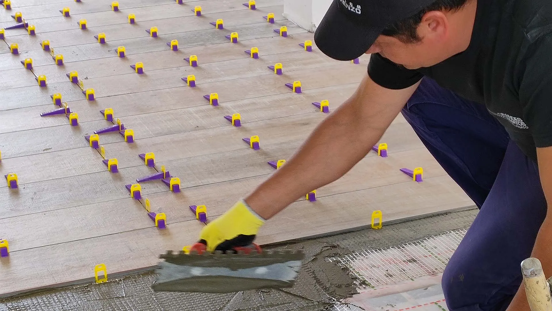 Sistema de nivelación Atrim con pinza, cuñas y clips para instalar revestimientos con precisión