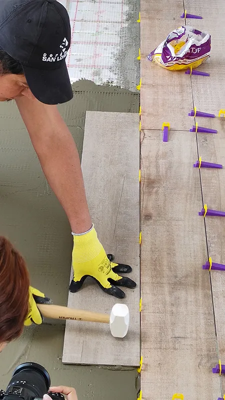 Sistema de nivelación Atrim con pinza, cuñas y clips para instalar revestimientos con precisión